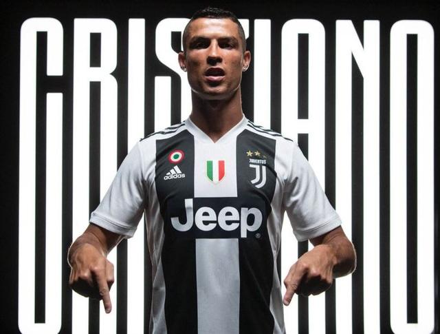 腿软！男子在1800米高空踢球：球场无护栏 致敬C罗 最后跳伞降落